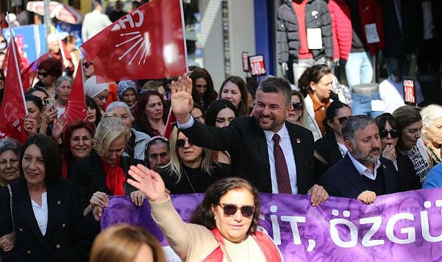 CHP&#039;li Duman&#039;dan 8 Mart buluşması... Annesinin elini öptü, Kadınlar Günü&#039;nü kutladı