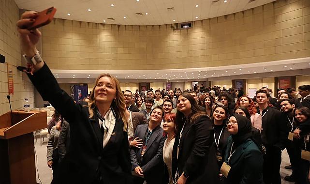 Gençler sordu, Mutlu yanıtladı: Ömrünü katılıma adamış biriyim