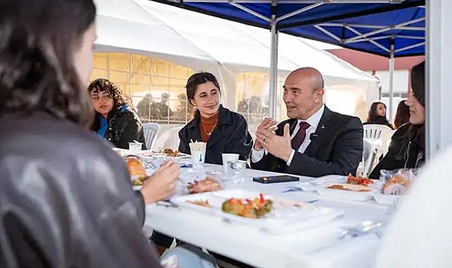 İzmir&#039;de üniversitelilere ücretsiz yemek: Soyer öğrenci sofrasına konuk oldu