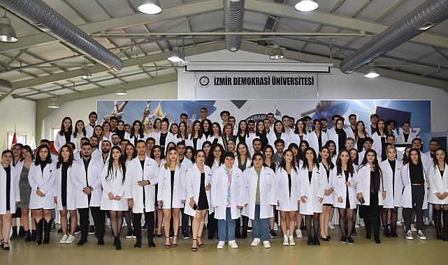 İzmir Demokrasi Üniversitesi Diş Hekimliği Fakültesi&#039;nde beyaz önlük heyecanı!