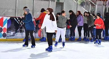 Kadınlar gününü buz pistinde kutladılar