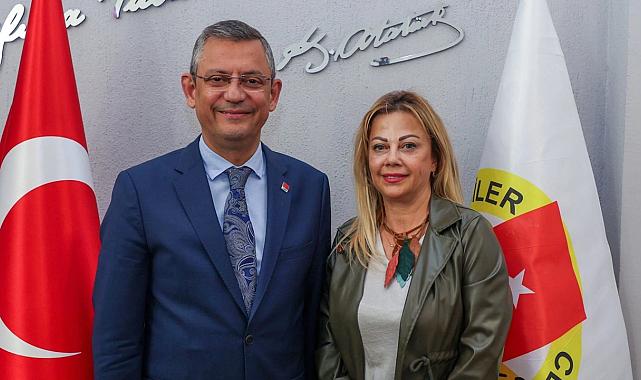 Özgür Özel, İzmir Gazeteciler Cemiyeti'ni Ziyaret Etti