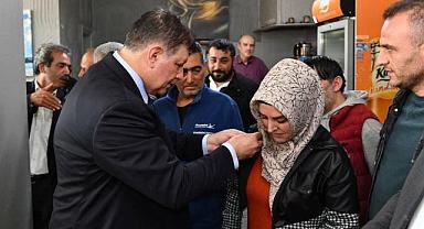 Tugay'dan Bayraklı çıkarması... AK Parti'den CHP'ye geçenlere parti rozetini taktı