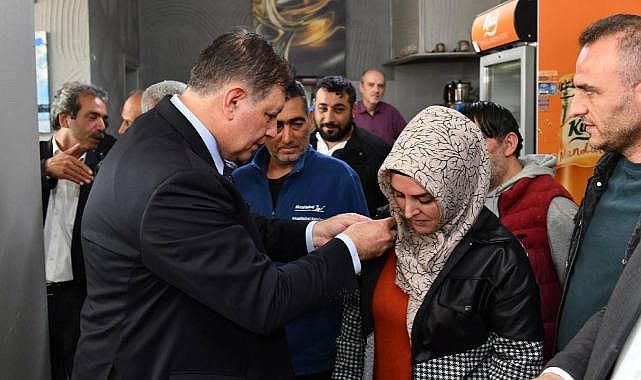 Tugay&#039;dan Bayraklı çıkarması... AK Parti&#039;den CHP&#039;ye geçenlere parti rozetini taktı