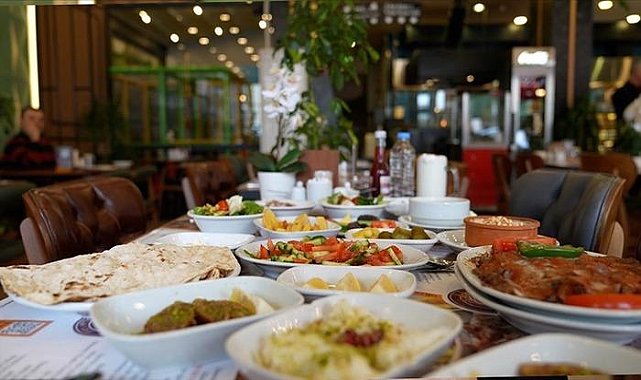 Uzman isimden önemli uyarı! &quot;Reflü hastalığı olanlar sahur ve iftarda fazla yemekten kaçınmalı&quot;