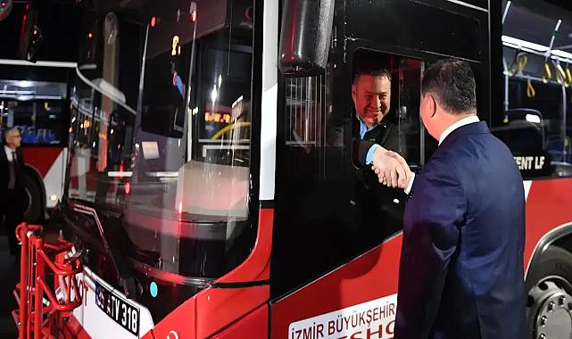 Başkan Tugay sabah 5'te ESHOT çalışanları ile bayramlaştı