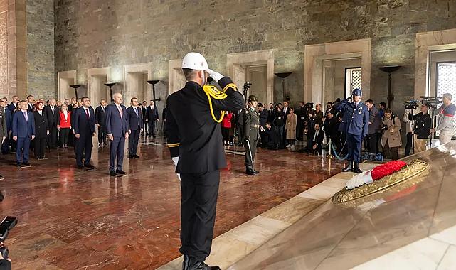 Devlet erkanı Anıtkabir&#039;de: Törendeki tek genel başkan Özgür Özel