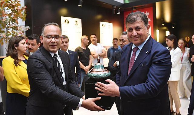 Genç tasarımcılar ödüllerini Başkan Tugay’dan aldı