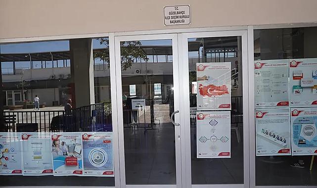 Güzelbahçe'de kriz: Meclis üyelerine mazbata verilmedi, CHP'li ilçe başkanı oturma eylemine başladı