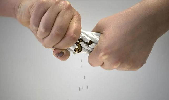 İngiltere&#039;de tarihi karar yürürlükte: Hayatları boyunca sigara alamayacaklar