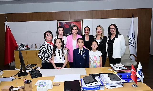 Karabağlar&#039;da 23 Nisan: Başkan Kınay koltuğunu devretti