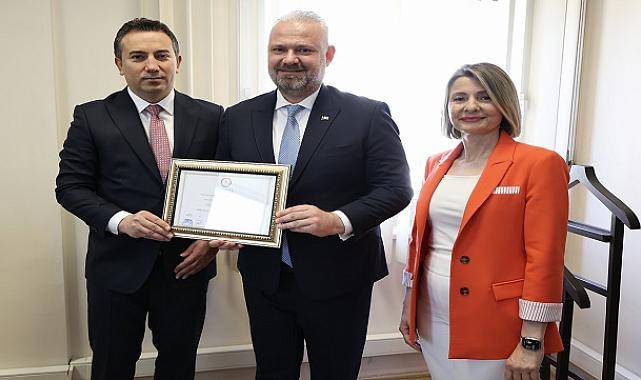 Mazbatasını Menemenliler eşliğinde aldı