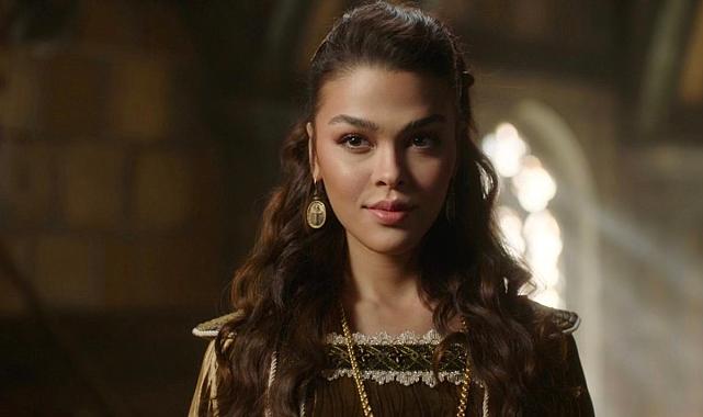 Ünlü oyuncu Aslıhan Karalar o üniversiteden mezun oldu! Cüppe giydi, kep attı...