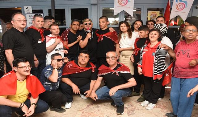 Balçovalı &#039;özel askerler&#039; kışlaya uğurlandı