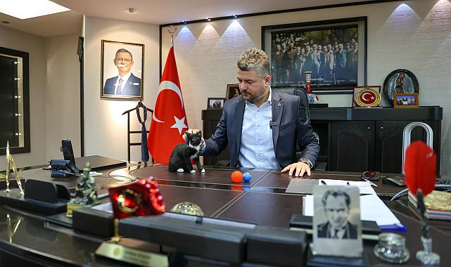 Başkan Görkem Duman makamını Üzüm’le paylaşıyor