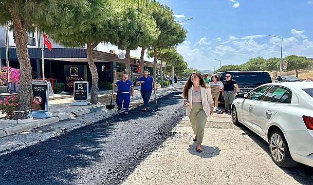 ÇEŞME BELEDİYESİ YOL BAKIM VE ONARIM ÇALIŞMALARINDA HIZ KESMİYOR