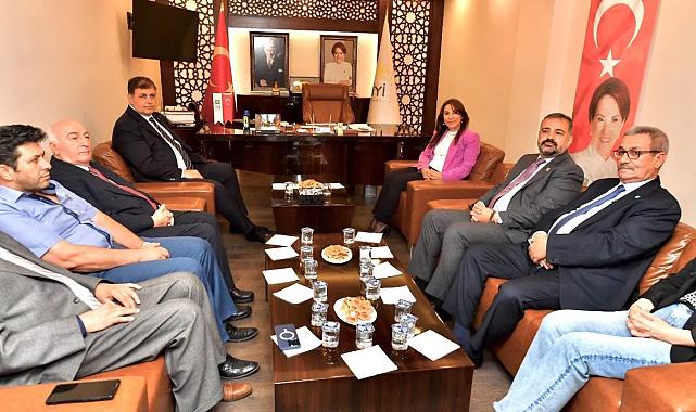 CHP İzmir&#039;den İYİ Parti&#039;ye nezaket ziyareti