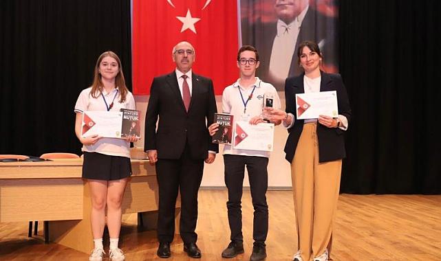 DEÜ&#039;DE 19 MAYIS COŞKUSU: ÖĞRENCİLER BİLİM VE SANAT ŞENLİĞİNDE BİR ARAYA GELDİ