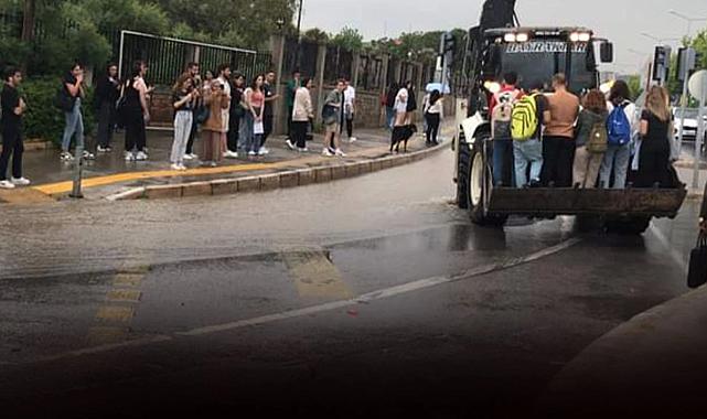 İzmir&#039;de taşımalı eğitim... Kepçeyle derse gittiler!