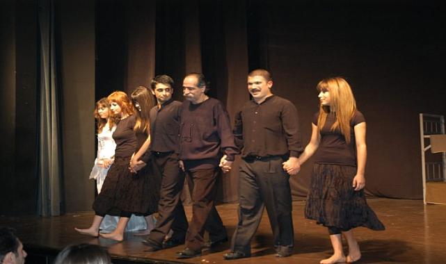 İzmir sanat dünyasını üzen haber: Bornova Şehir Tiyatrosu&#039;nun kurucusu Rafet Güçoğlu hayatını kaybetti