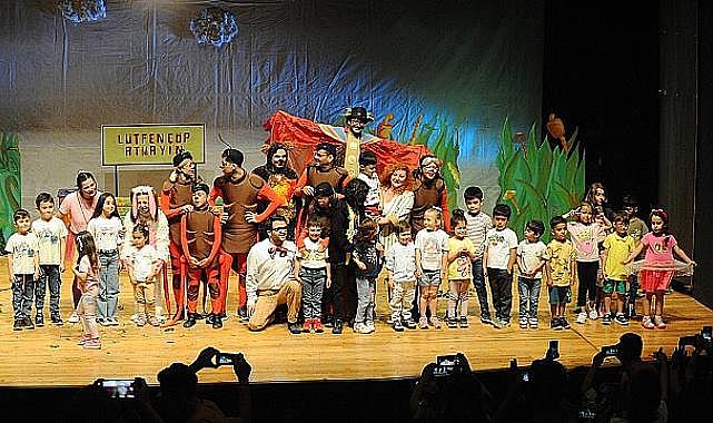 Karşıyaka Belediye Tiyatrosu tarafından sahneye taşınan "Çekirdekten Ormana" adlı tiyatro oyunu sezona veda etti.