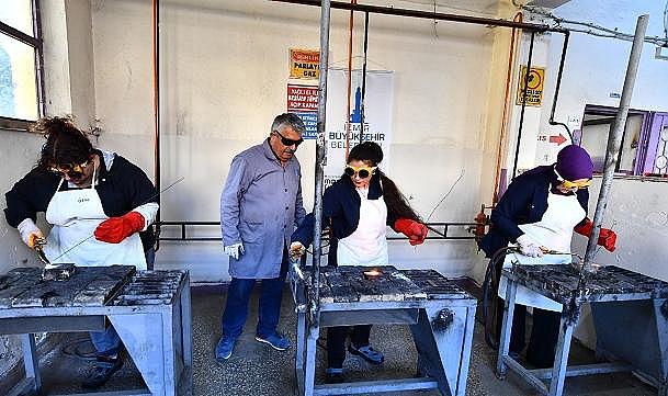 Meslek Fabrikası, kadın oksijen kaynakçıları yetiştiriyor Kadın kaynakçılar iş başında