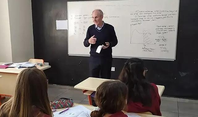 Okuldan atılan öğrenci okul müdürünü ağır yaraladı