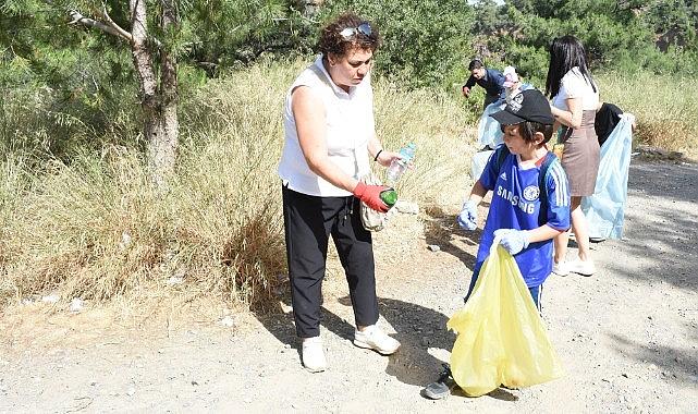 Küçük öğrencilerden baraj yolunda temizlik