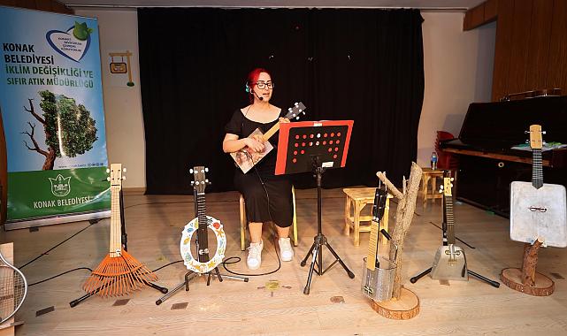 Minik çevreciler geri dönüşüm müzik aletlerinin hikayesini dinledi