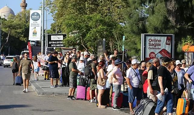 15 Temmuz ile hafta sonu tatilini birleştiren oraya koştu: Pide kuyruğu değil Midilli kuyruğu! 5 bin kişi...
