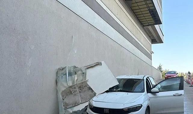 AVM'nin tavan kalıbı otomobilin üzerine düştü... Faciadan dönüldü!