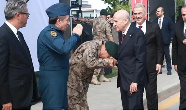 Bahçeli&#039;nin elini öptüğü için tartışılan Özel Harekat Başkanı Karadeniz sessizliğini bozdu