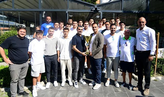 Başkan Eşki, İzmir&#039;in şampiyonlarını ağırladı