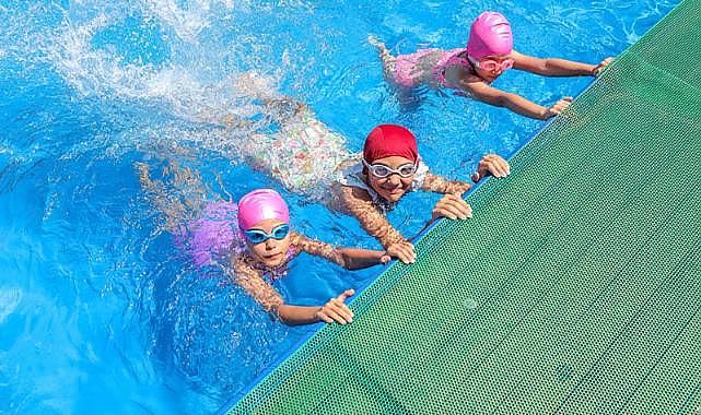 Bayraklı Belediyesinin yüzme kursuna büyük ilgi