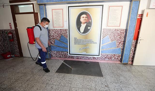 Bayraklı’da okullar dezenfekte ediliyor