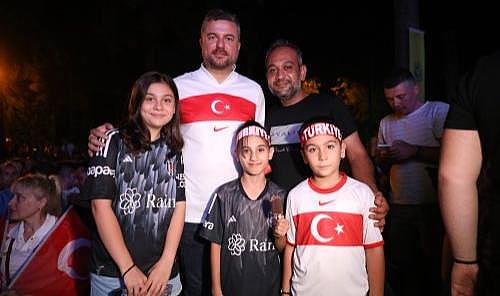 Buca&#039;da milli maç coşkusu Hasanağa Bahçesi&#039;ne sığmadı