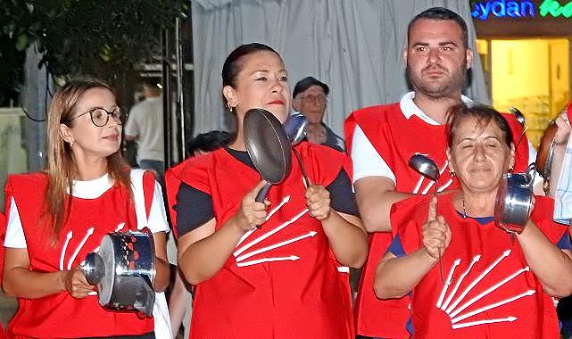 Çeşme&#039;de, tencere tavalı &quot;Geçinemiyoruz&quot; eylemi