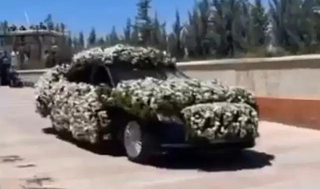 Çiçekten Mercedes! Menzilcilerin düğününde çok konuşulan görüntü... 3 gün 3 gece sürüyor!