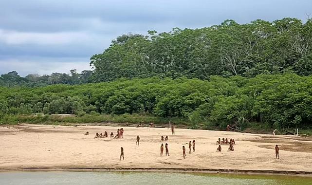 Dış dünya ile hiçbir bağlantısı olmayan Mashco-Piro kabilesinin üyeleri, Peru ormanlarında kameralar tarafından görüntülendi