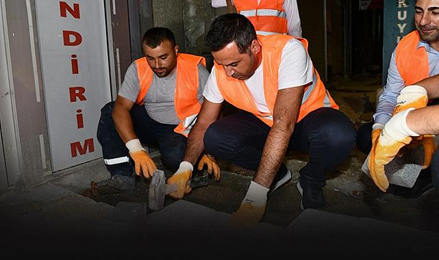 Eldiven ve yeleği giydi sahaya indi... Başkan Yıldız&#039;dan Çiğli&#039;de gece mesaisi