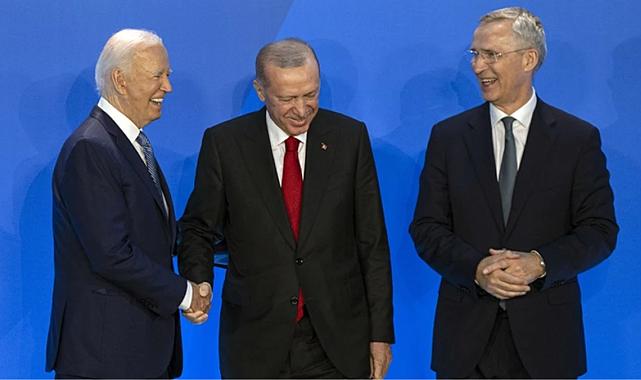 Erdoğan ve Biden&#039;dan ayaküstü sohbet! NATO zirvesinde aile fotoğrafı