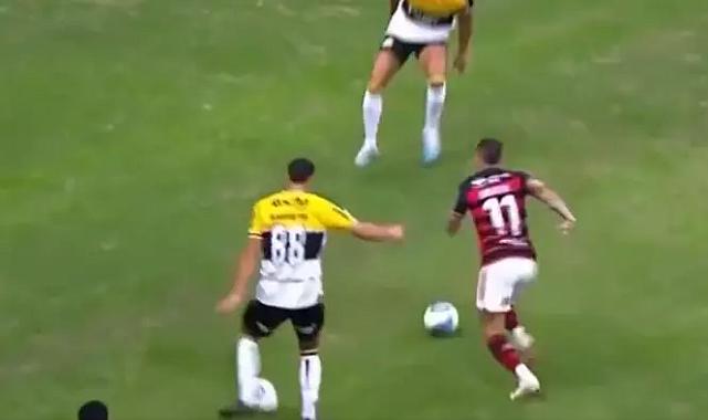 Futbol tarihinde böyle penaltı görülmedi! Tüm dünya o maçı konuşuyor... Topu topla engelledi, oyundan atıldı