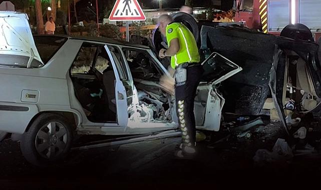 İki otomobil kafa kafaya çarpıştı... Ortalık savaş alanına döndü!