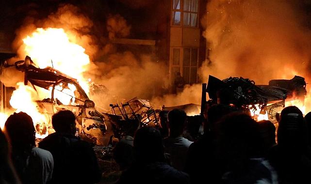 İngiltere&#039;nin Leeds kentinde çıkan olaylarda göstericiler polis aracını devirdi, otobüsü ateşe verdi