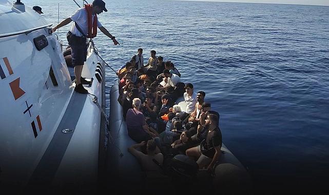 İzmir açıklarında lastik botta 43 düzensiz göçmen kurtarıldı