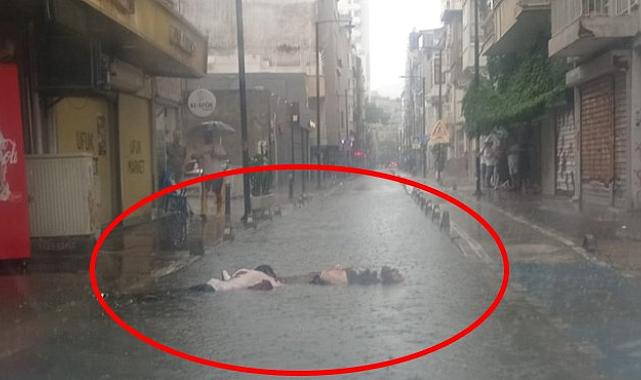 İzmir&#039;in yağmurunda elektriğe kapılarak el ele can verdiler!