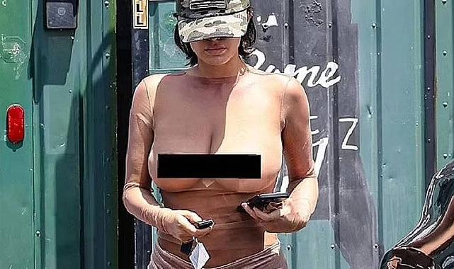 Kanye West&#039;in eşi Bianca Censori üstsüz dolaştı