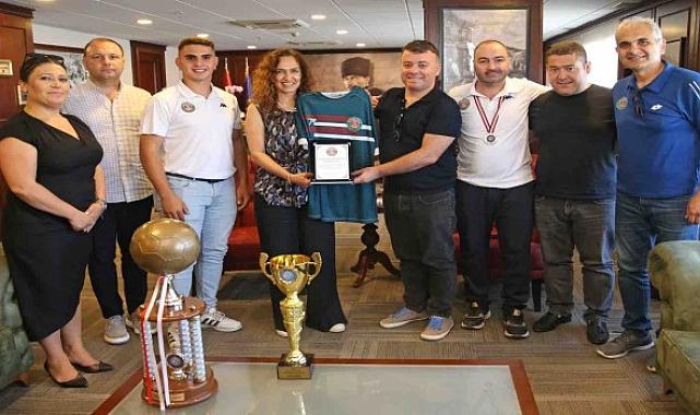 Karşıyakalı Türkiye şampiyonlarından Başkan Ünsal&#039;a ziyaret