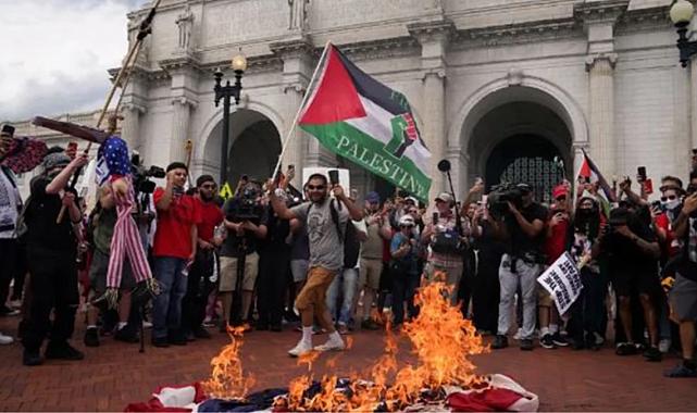 Netanyahu Kongre&#039;de konuşurken göstericiler ABD bayrağını yaktı