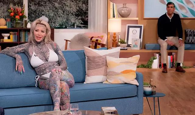 OnlyFans modelinin arkasında sırasını bekledi: İngiliz Başbakan Sunak'ın görüntüleri tüm dünyada gündem oldu!